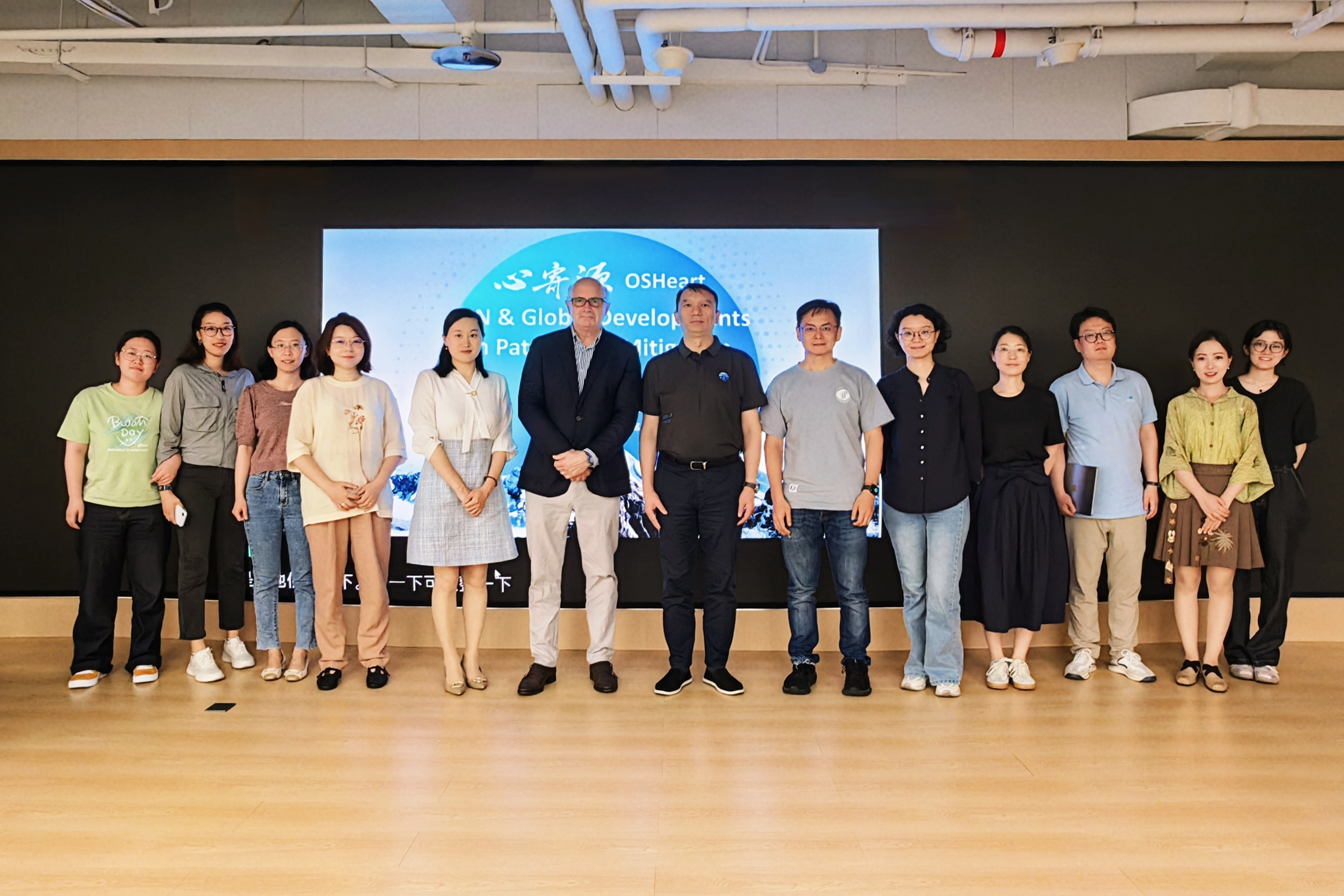 照片1-合影-20250630心寄源沙龙-OIN专场.jpg